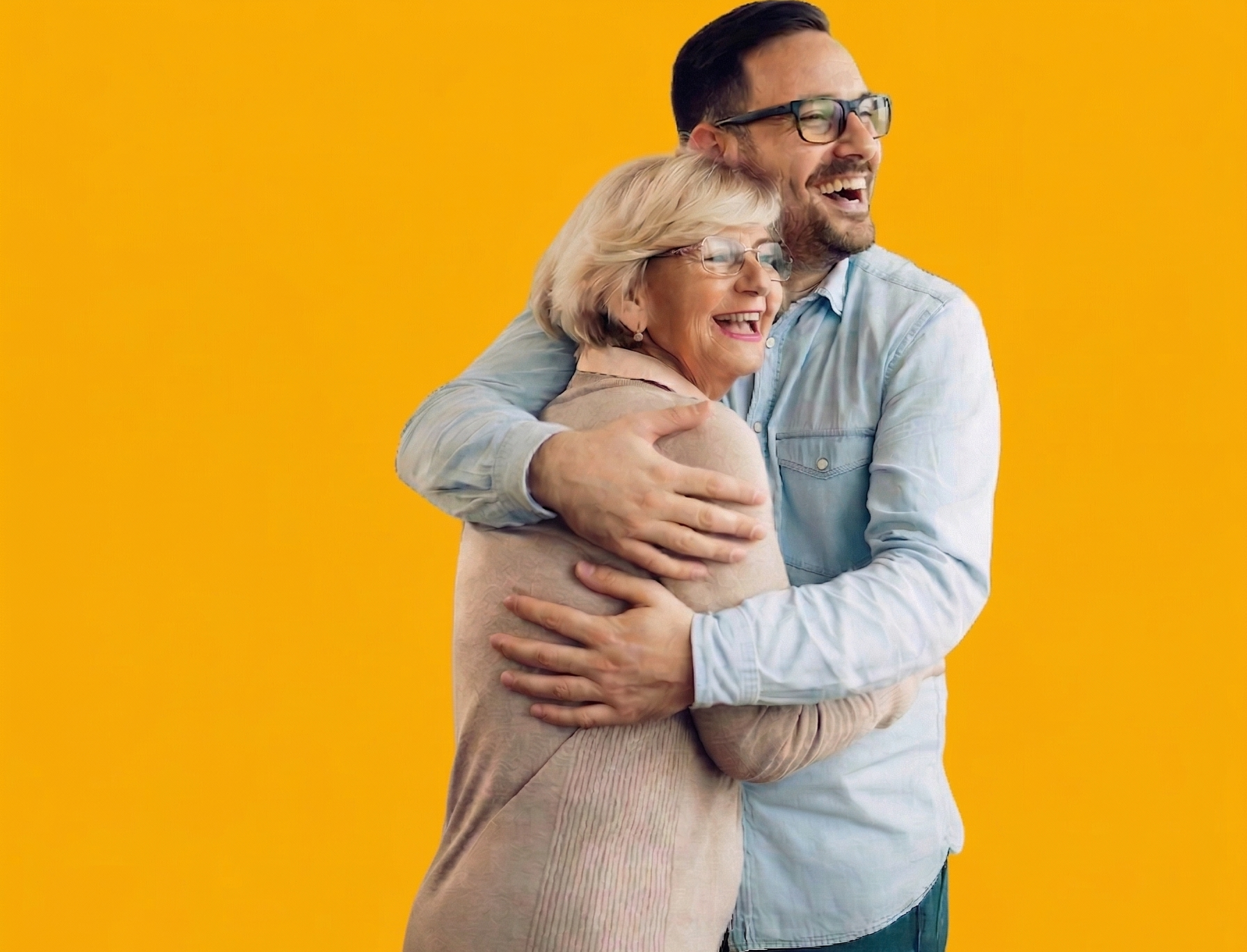 Mãe feliz usando aparelho auditivo Philips